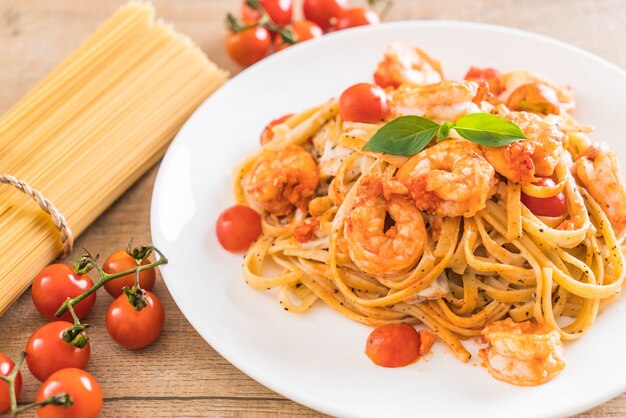 spaghetti with shrimps, tomatoes, basil and cheese 