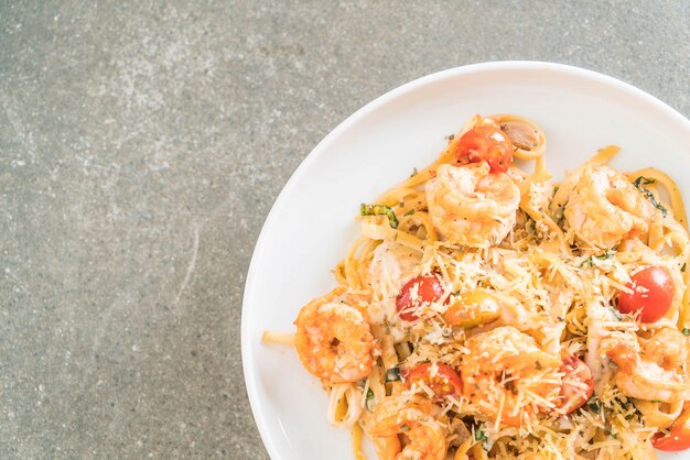 spaghetti with shrimps, tomatoes, basil and cheese 