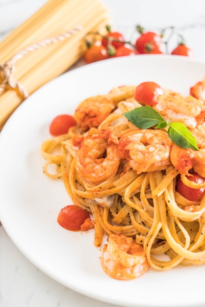 spaghetti with shrimps, tomatoes, basil and cheese 
