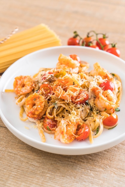 spaghetti with shrimps, tomatoes, basil and cheese 