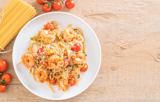 Spaghetti con gamberetti, pomodori, basilico e formaggio