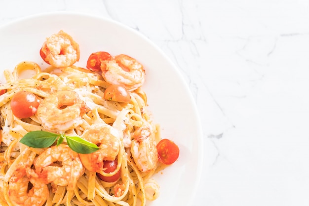 спагетти с креветками, помидорами, базиликом и сыром