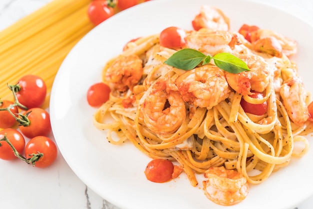 spaghetti with shrimps, tomatoes, basil and cheese 