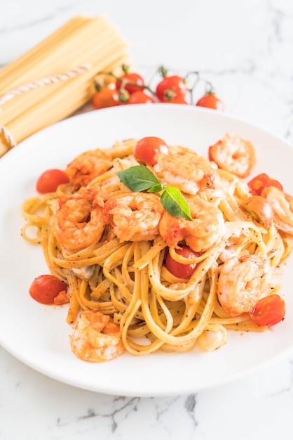 spaghetti with shrimps, tomatoes, basil and cheese 