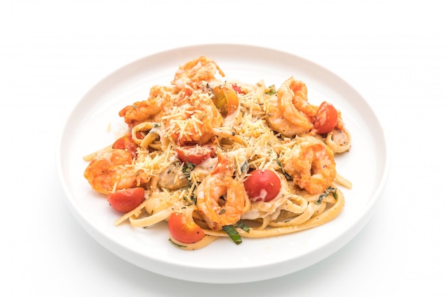 spaghetti with shrimps and tomatoes 