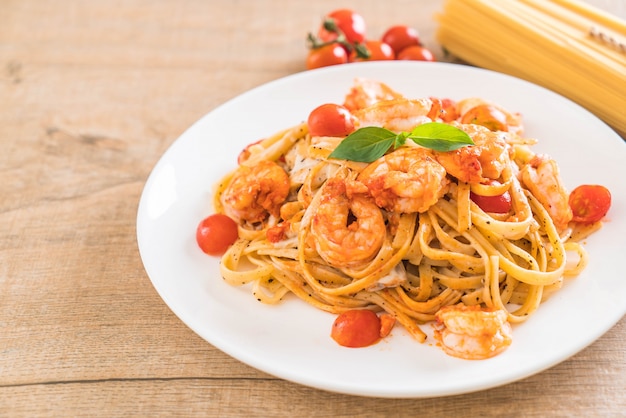 spaghetti with shrimps