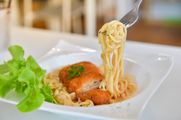 Spaghetti with spicy fried chicken