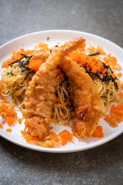 Spaghetti con tempura di gamberi e uovo di gamberetti