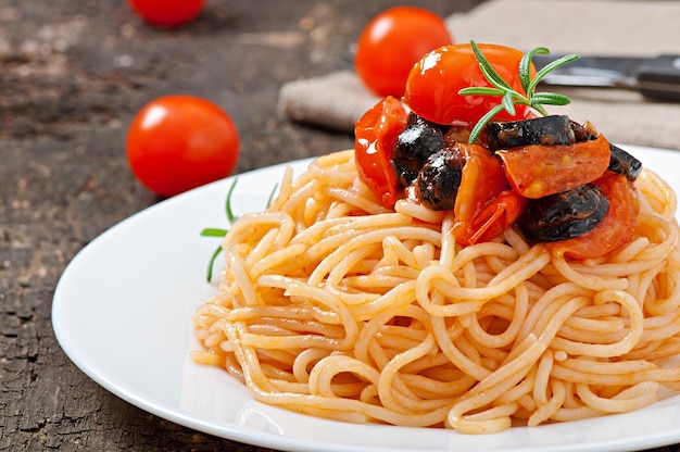 Photo spaghetti with tomato and olives