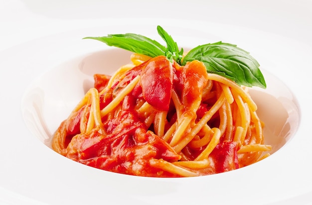 Спагетти с томатным соусом и помидорами черри с базиликом
