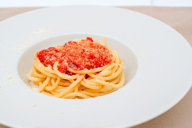 Спагетти с томатным соусом и пармезаном