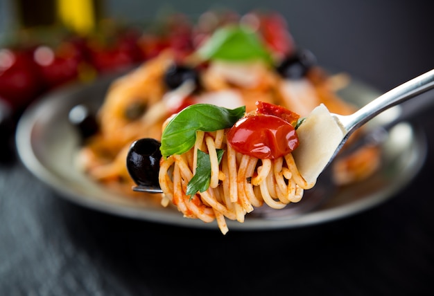 Photo spaghetti with tomato sauce