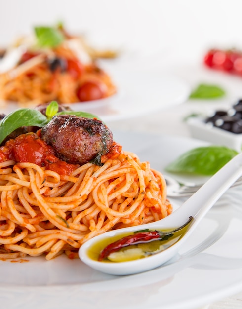 Photo spaghetti with tomato sauce