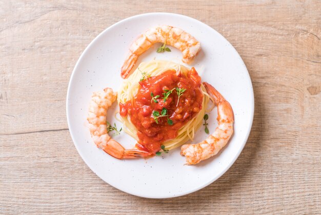 spaghetti with tomatoes sauce and shrimps