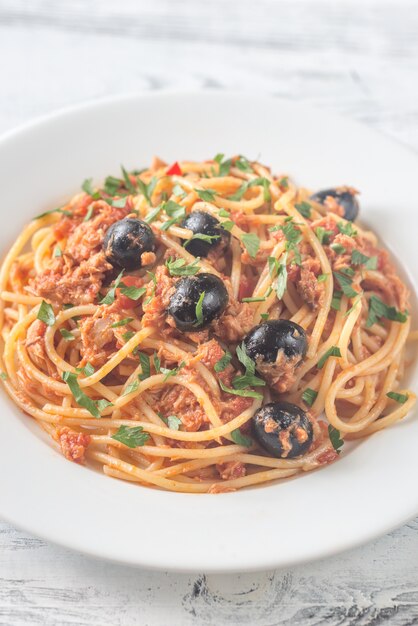 Spaghetti with tuna and black olives