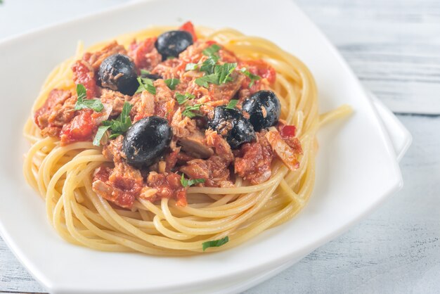 Spaghetti with tuna and black olives