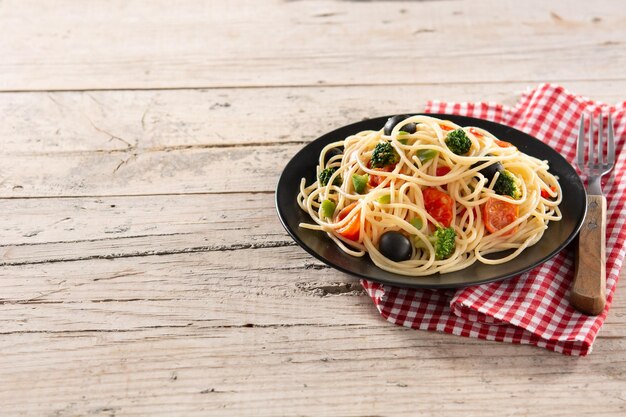 Spaghetti with vegetablesbroccolitomatoespeppers