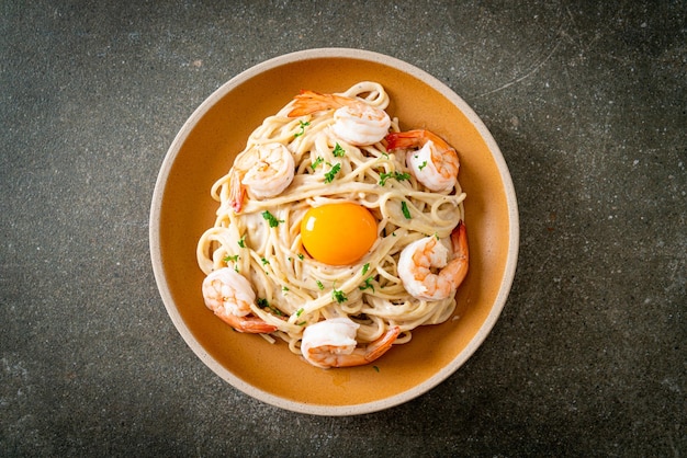 Spaghetti witte roomsaus met garnalen en eigeel