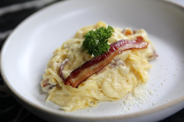 Spaghetti witte saus met spek en kaas