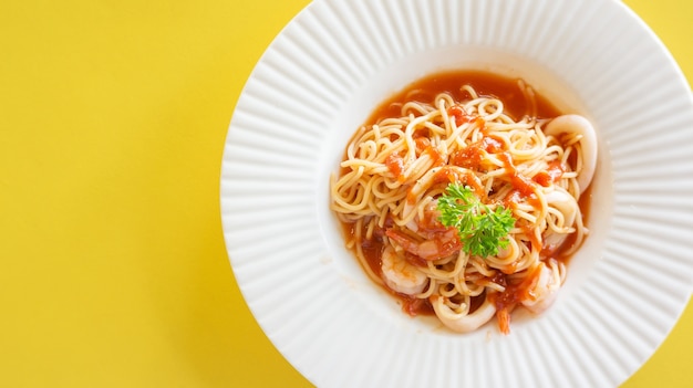 spaghetti zeevruchten op een witte plaat.