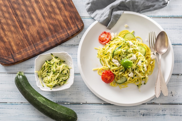 Spaghetti zucchine cruda pasta vegana con feta cetriolo e basilico.