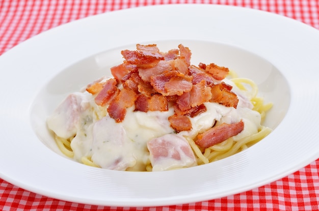 Spaghetticarbonara met bacon en kaas.