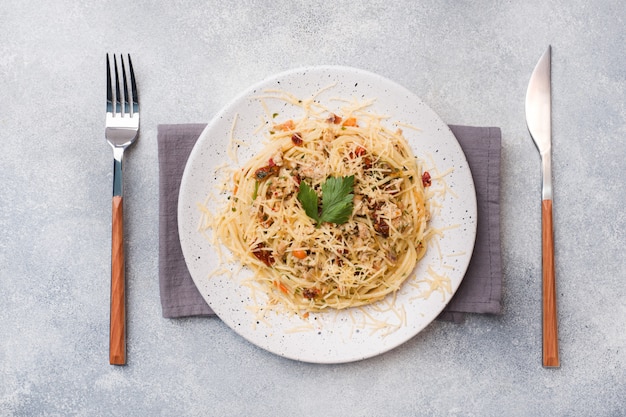 Spaghettideegwaren Bolognese met groentesaus en kaas.