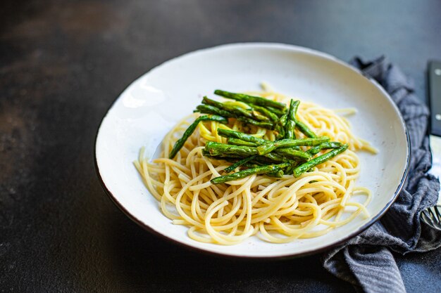 Spaghettideegwaren met asperges op een plaat