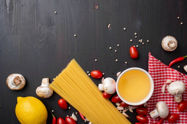 Spaghettiingrediënten op zwart houten bureau, hoogste mening.