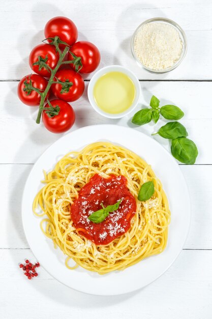 Spaghettimaaltijd uit Italië pastalunch met tomatensaus van bovenstaand portretformaat