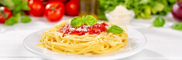 Spaghettimaaltijd van de deegwarenlunch van Italië met tomatensauspanorama