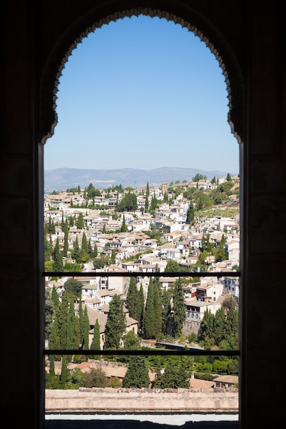 スペイン、アンダルシア地方、アルハンブラの視点から見たグラナダの町のパノラマ