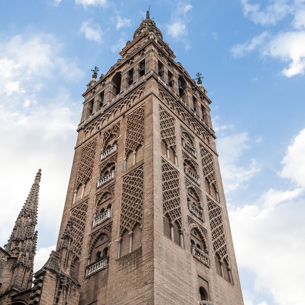 스페인 - Giralda라는 이름의 세비야 대성당의 종탑