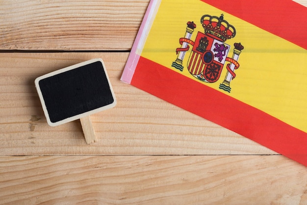 スペイン国旗と空白の黒板コピースペース