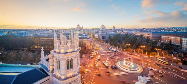写真 マドリードのスカイラインを望む夕暮れ時のスペインの大都市
