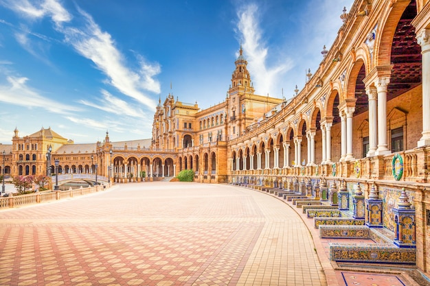 写真 スペイン、セビリアのスペイン広場。青い空と夏の日のイベリアのルネサンス建築の素晴らしい例