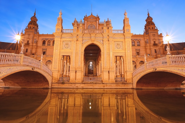 Photo spain square at night. sevilla - spain.