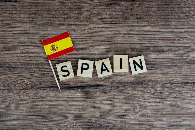 Фото Испания - деревянное слово с испанским флагом (деревянные буквы, деревянный знак)