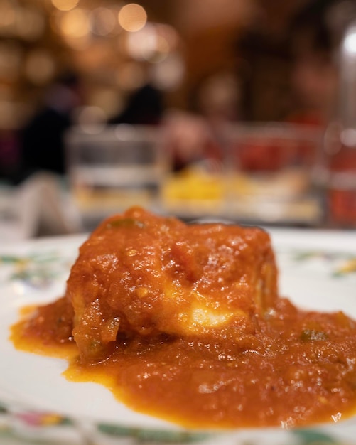 スペイン料理 Bacalao a la vizcaina バスク風タラ垂直レストランの背景