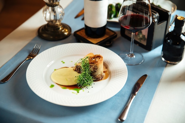 Foto piatto di cucina spagnola coda di bue rabo de toro in umido nel vino