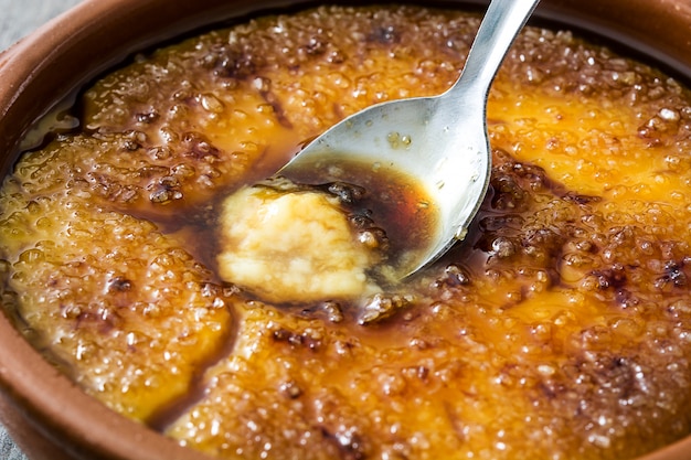 스페인 디저트. 나무 테이블에 Crema catalana