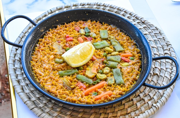 スペイン料理のパエラとレモン