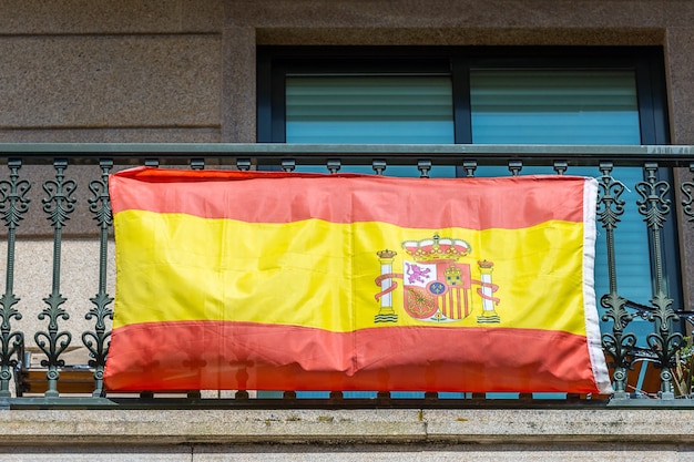 Фото Испанский флаг на балконе жилого вида с улицы