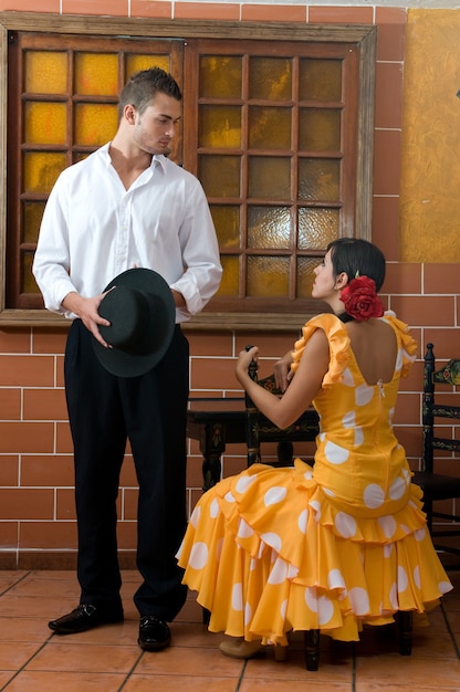 Foto ballerini spagnoli di flamenco durante la fiera di siviglia