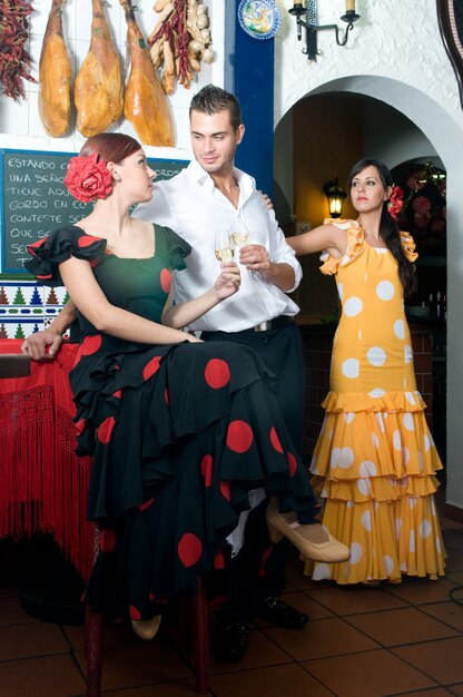 Photo spanish flamenco dancers during the seville fair