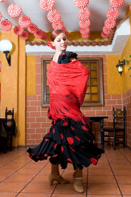 Испанские танцоры фламенко во время севильской ярмарки танцуют севильян