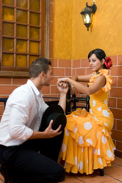 Испанские танцоры фламенко во время ярмарки в Севилье