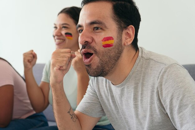 Испанская футбольная фанатка с флагом приветствует свою футбольную команду