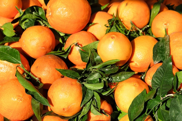 Испанские свежие апельсины на прилавке на юге Испании