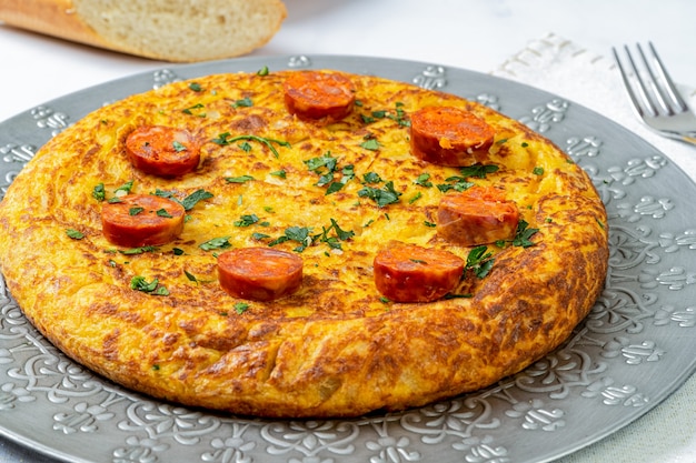 Photo spanish omelette with chorizo